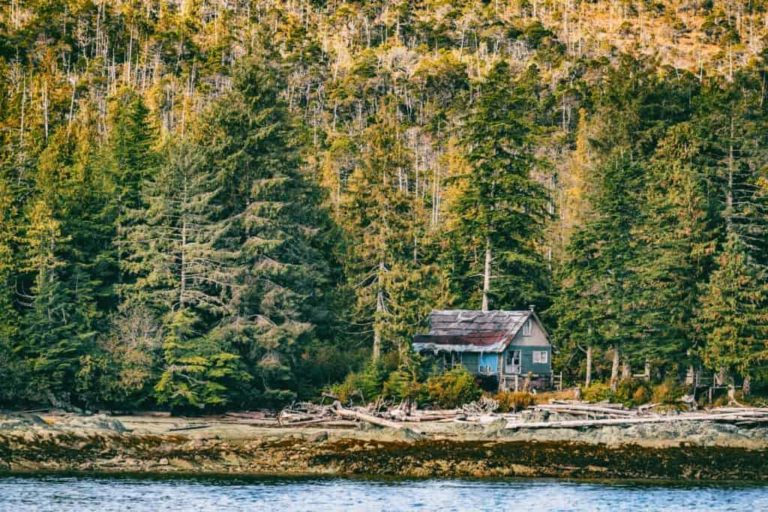 ¿Cuánto cuesta una cabaña remota fuera de la red eléctrica en Alaska?