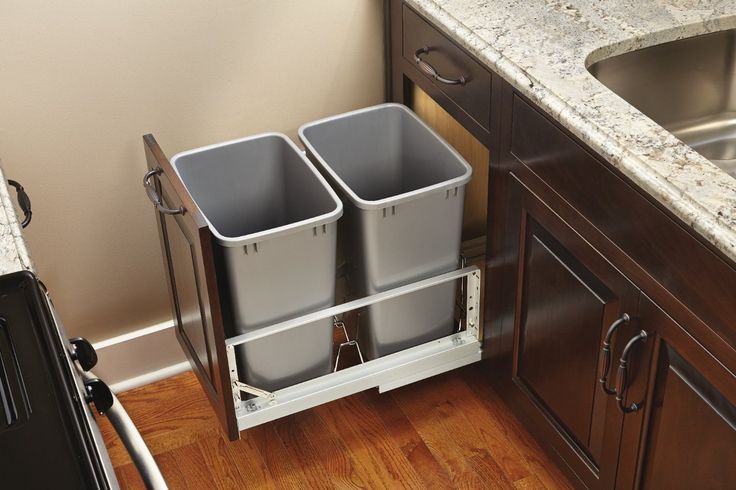 Una papelera deslizable y un contenedor de reciclaje son útiles cuando los necesita y están ocultos cuando no los necesita.  Estos contenedores extraíbles son excelentes para ahorrar espacio en las cocinas de las casas pequeñas.