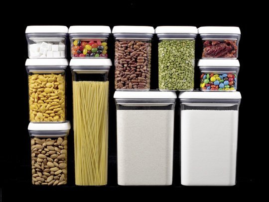 Los recipientes de almacenamiento de forma cuadrada son fáciles de apilar y organizar en una pequeña despensa de casa o en una cocina pequeña.