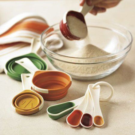 Las cucharas y tazas medidoras plegables realmente lo ayudan a clasificar los ingredientes secos antes de que entren en el recipiente para mezclar.  Guarde estas tazas y cucharas medidoras fácilmente cuando termine de cocinar.